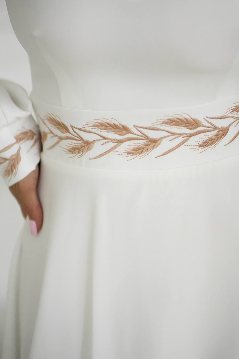 СУКНЯ З ВИШИВКОЮ НА ТАЛІЇ ТА МАНЖЕТАХ 7559